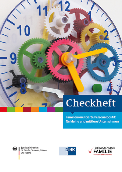 Das Cover des neu aufgelegten Checkhefts - Familienorientierte Personalpolitik für kleine und mittlere Unternehmen. Auf dem Cover ist eine Uhr zu sehen, die Überschrift und die Logos der Kooperationspartner