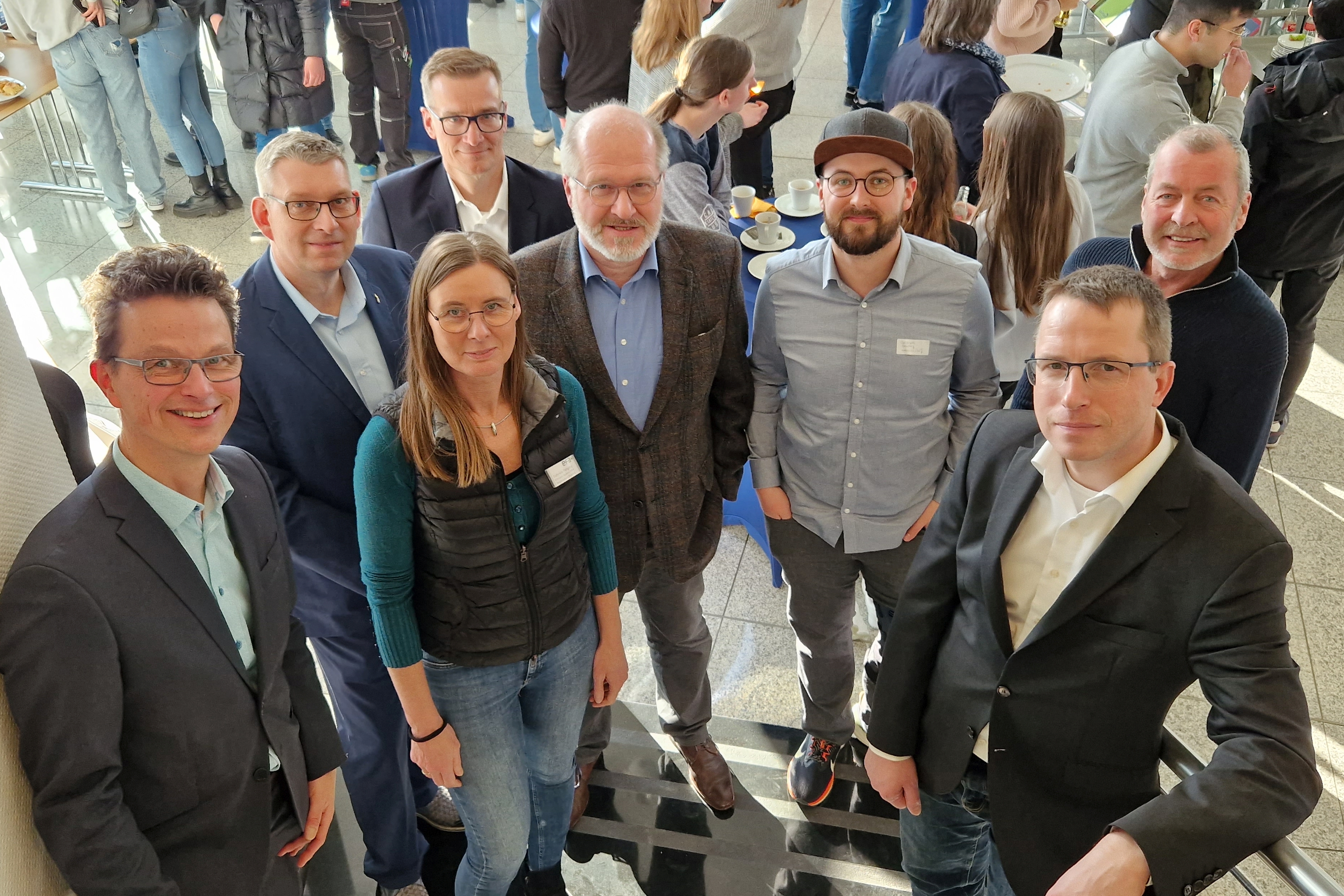 Die Organisatoren und Jurymitglieder freuen sich über die hervorragende Resonanz: (v.l.n.r) Matthias Carl (IHK Lippe) Frank Meyer zur Heide (DeTec GmbH), Gabriele Paßgang (Effizienz-Agentur NRW), Arne Potthoff (IHK Ostwestfalen), Dr. Peter Jahns (Effizienz-Agentur NRW), Christoph Grauting (Wirtschaftsjunioren Lippe), Thomas Becker (Sparkasse Paderborn-Detmold) und Klaus Meyer (Energie Impuls OWL)